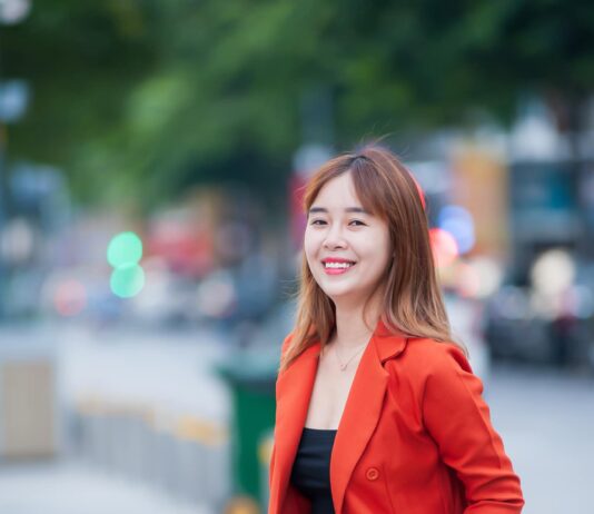 Bộ ảnh xinh tươi đầy sức sống của nữ Biên tập viên Hoa Lài khiến ai nhìn vào cũng thấy yêu đời