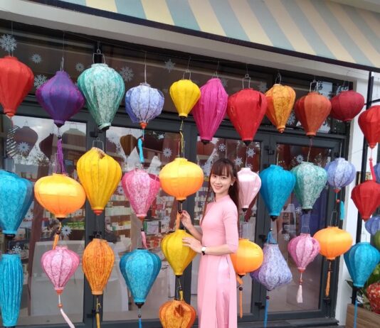 Thư Kỳ-Viên ngọc sáng giá của Gala tôn vinh Ngôi sao, Doanh nhân, người đẹp và thương hiệu nổi tiếng Việt Nam 2021.
